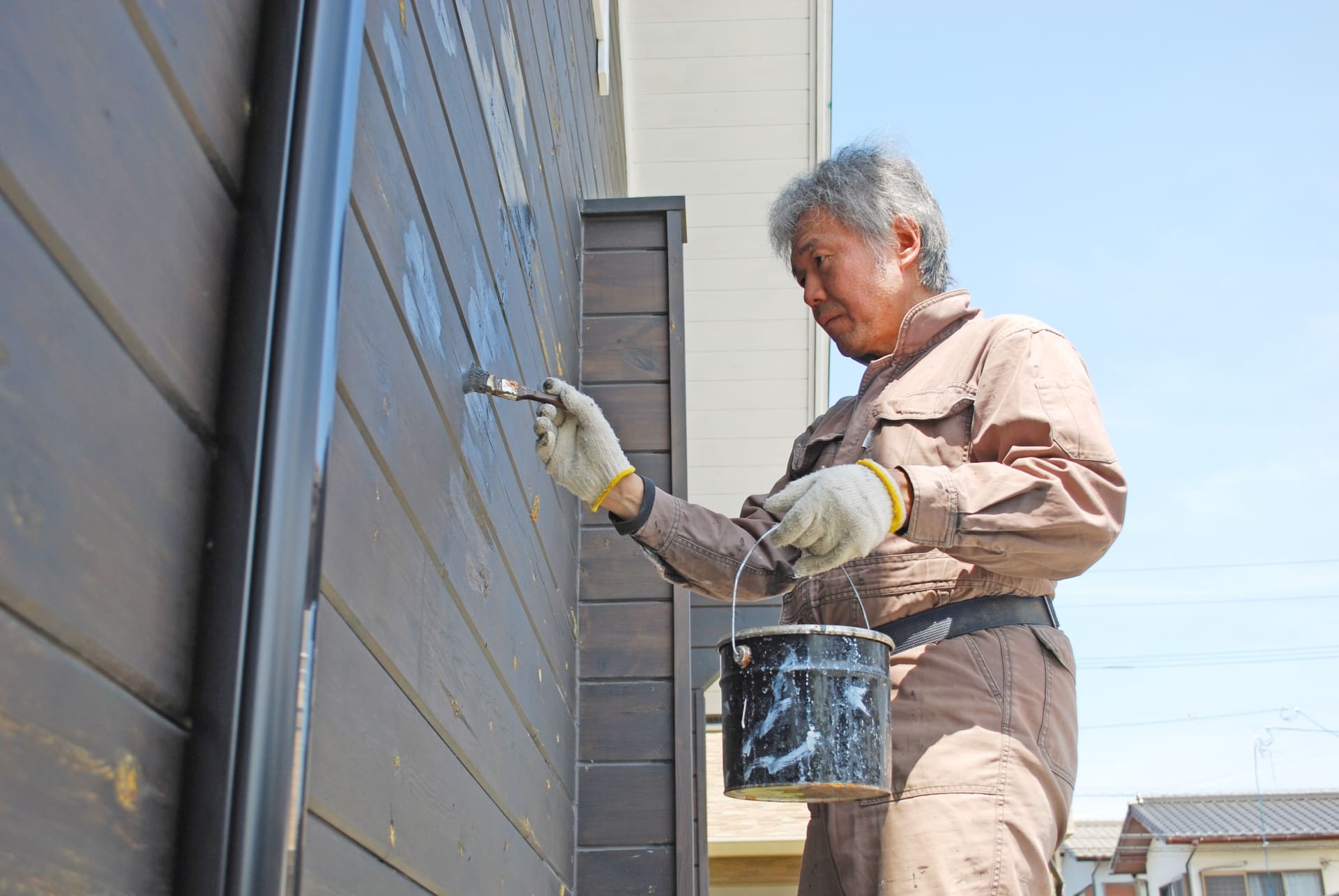 外壁塗装で発生する臭いの原因とその対策方法は？快適な施工環境を保つために